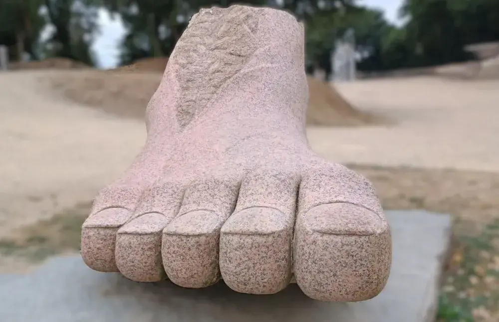 Carnoët:Le Pied, œuvre granit rose, symboles bretons